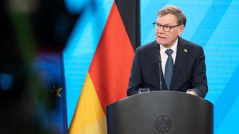 Außenminister Johann Wadephul (CDU) spricht bei einer  Pressekonferenz an einem Rednerpult.