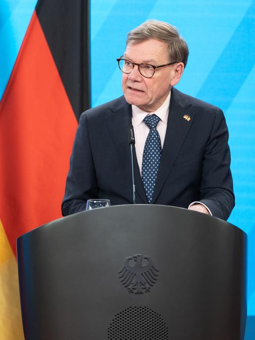 Außenminister Johann Wadephul (CDU) spricht bei einer  Pressekonferenz an einem Rednerpult.