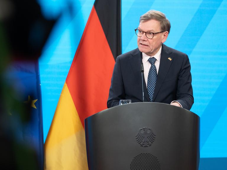 Außenminister Johann Wadephul (CDU) spricht bei einer  Pressekonferenz an einem Rednerpult.