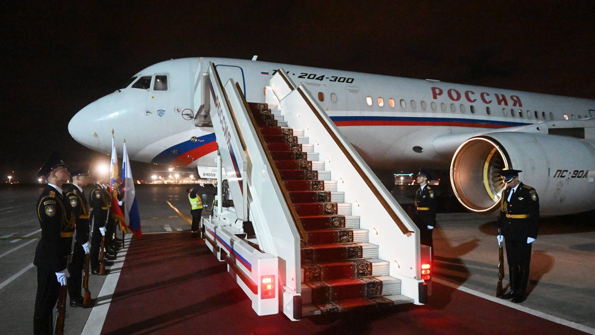 Mitglieder der Ehrengarde des Präsidentenregiments des russischen Föderalen Schutzdienstes FSO begrüßen ein Flugzeug mit russischen Staatsbürgern, die nach dem russisch-amerikanischen Gefangenenaustausch in der Türkei freigelassen wurden. 