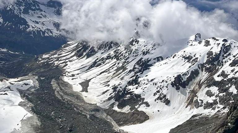 Blick auf den Felssturz in den Tiroler Bergen der Silvrettagruppe in Österreich.