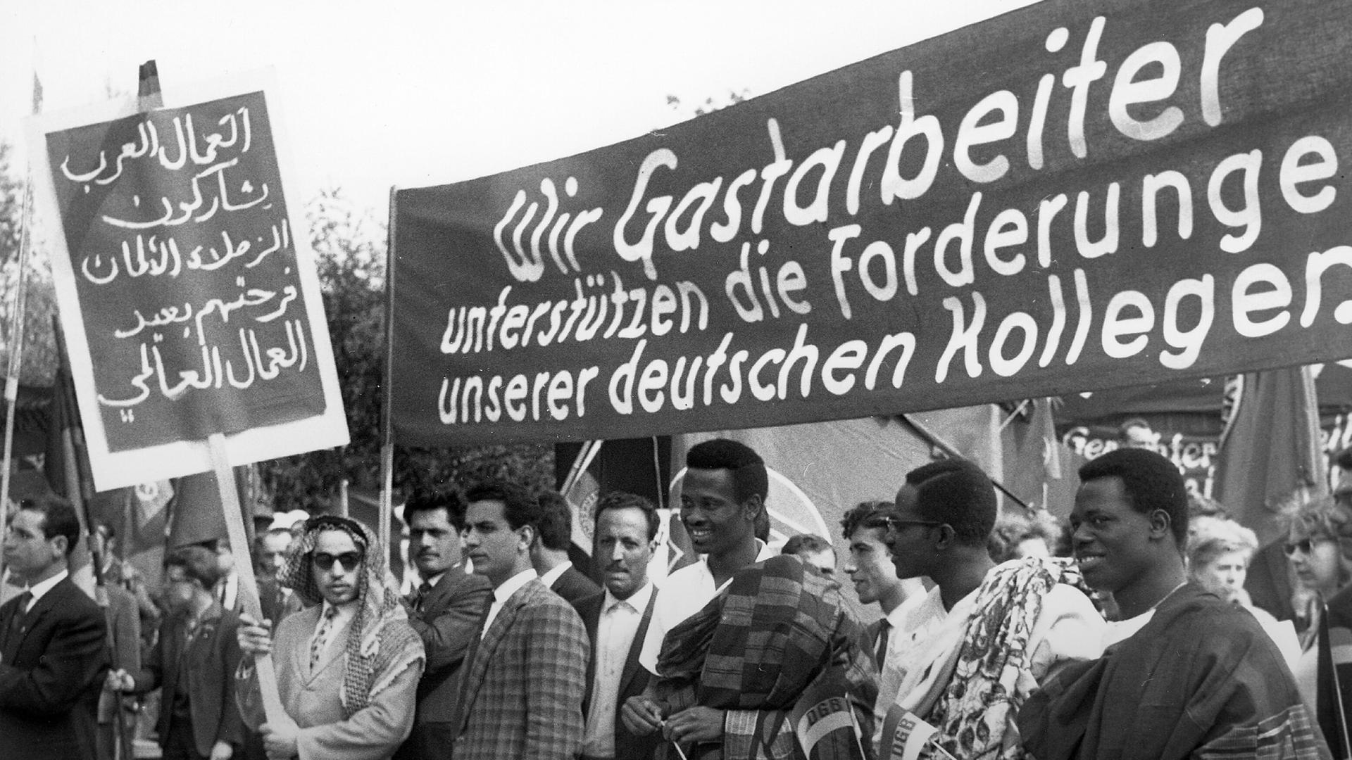 Solidaritätsbekundung von Gastarbeitern im baden-württembergischen Mannheim. Mehrere arabische und afrikanische Gastarbeiter mit mehrsprachigen Plakaten.