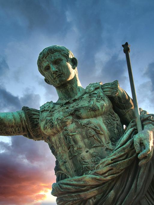 Statue von Kaiser Augustus in Rom vor Wolkenhimmel