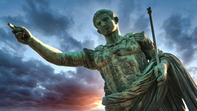 Statue von Kaiser Augustus in Rom vor Wolkenhimmel