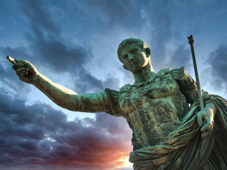 Statue von Kaiser Augustus in Rom vor Wolkenhimmel