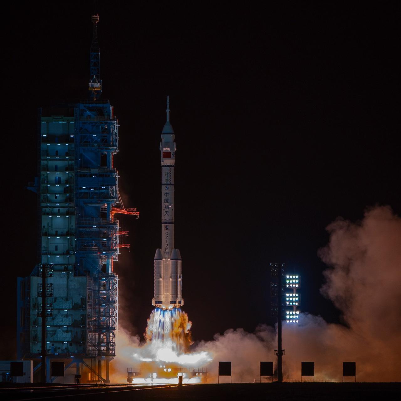 Das Bild zeigt den Start einer Trägerrakete bei Nacht. Unter den Triebwerken sind ein Feuerschweif und große Rauchschwaden zu sehen.