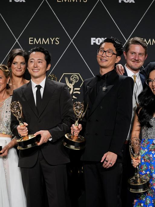 Das Team der Netflix-Produktion Beef, das bei der Emmy-Verleihung 2024 in Los Angeles viele Preise gewann.