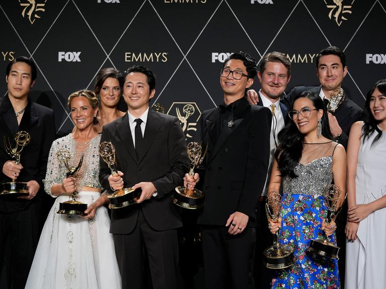 Das Team der Netflix-Produktion Beef, das bei der Emmy-Verleihung 2024 in Los Angeles viele Preise gewann.