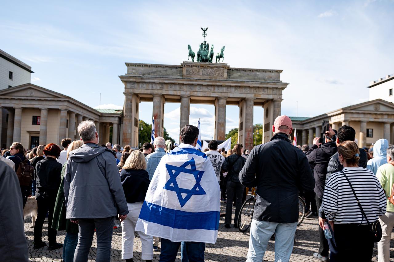 Zahlreiche Menschen nehmen an einer Solidaritätskundgebung für Israel auf dem Pariser Platz am Brandenburger Tor teil.