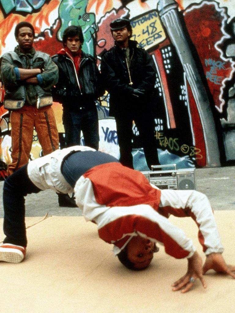 Eine Szene aus dem Film "Beat Street" zeigt einen Breakdancer auf der Straße.