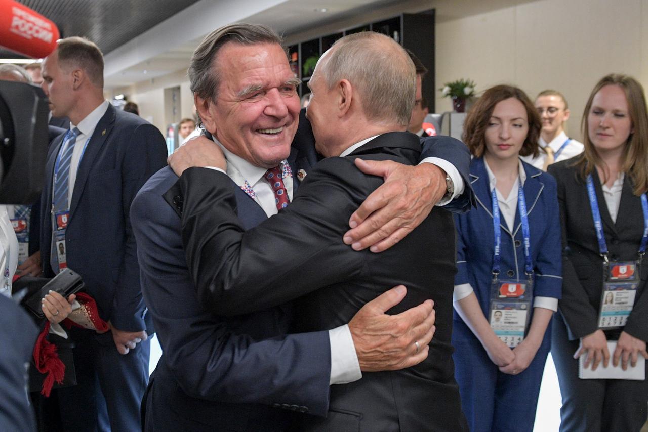 Altkanzler Gerhard Schröder umarmt den russischen Präsidenten Wladimir Putin