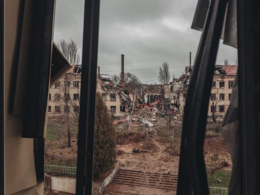 Soledar in der Region Donezk. Zu sehen sind zerstörte Gebäude.