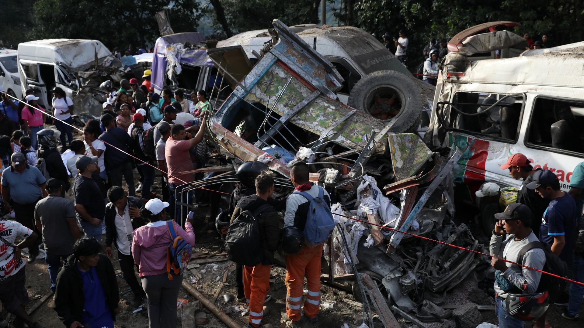 Kolumbien, Cajibio: Menschen versammeln sich um Fahrzeuge, die bei einem Anschlag auf der Panamericana beschädigt wurden. 