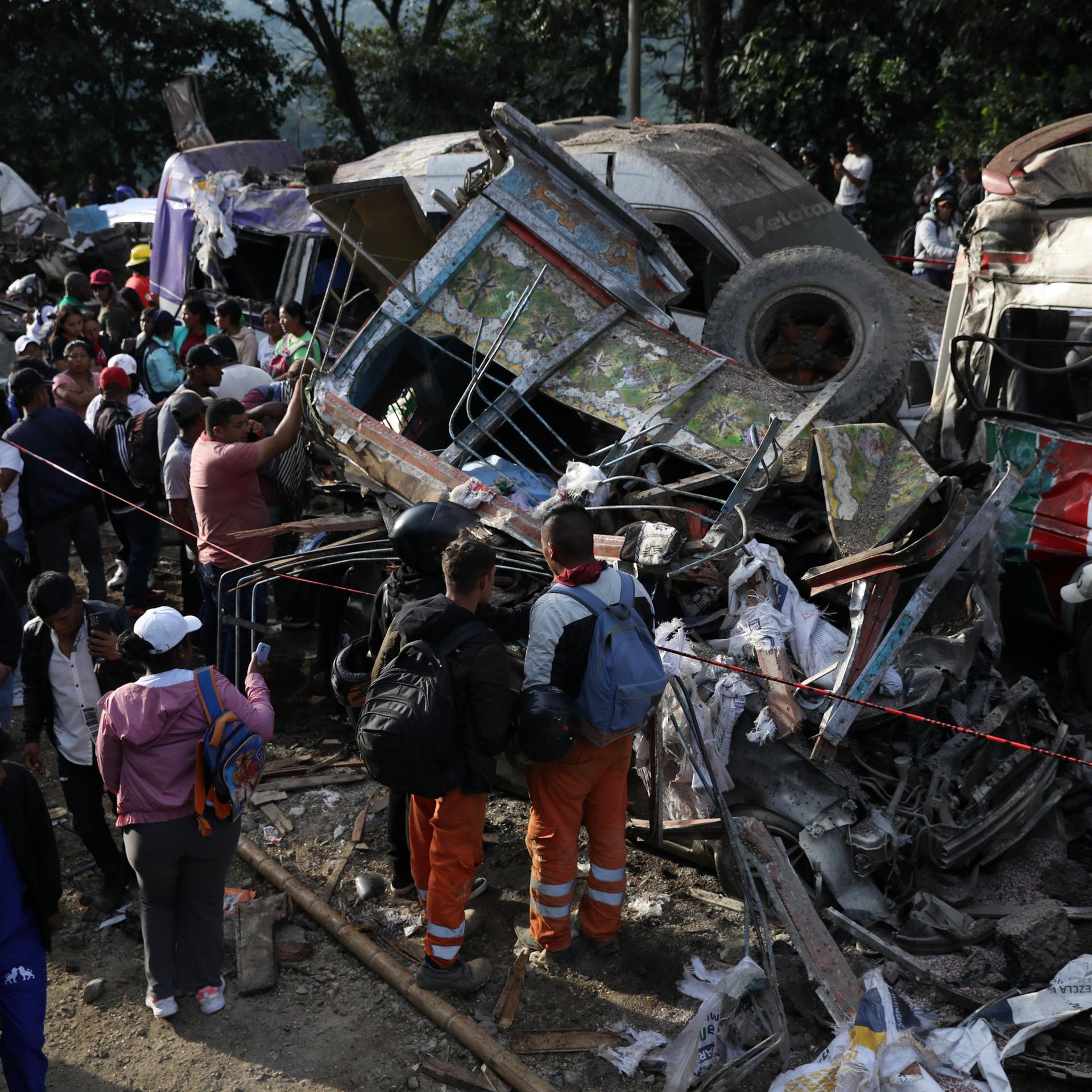 Kolumbien, Cajibio: Menschen versammeln sich um Fahrzeuge, die bei einem Anschlag auf der Panamericana beschädigt wurden. 