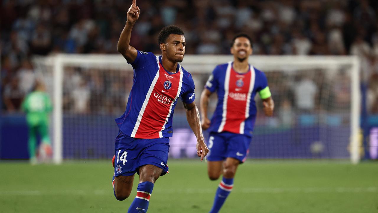 PSG-Mittelfeldspieler Désiré Doué feiert sein Siegtor gegen Aston Villa. Er läuft und hebt dabei seinen rechten Arm. Im Hintergrund freut sich ein Spieler seiner Mannschaft mit ihm.