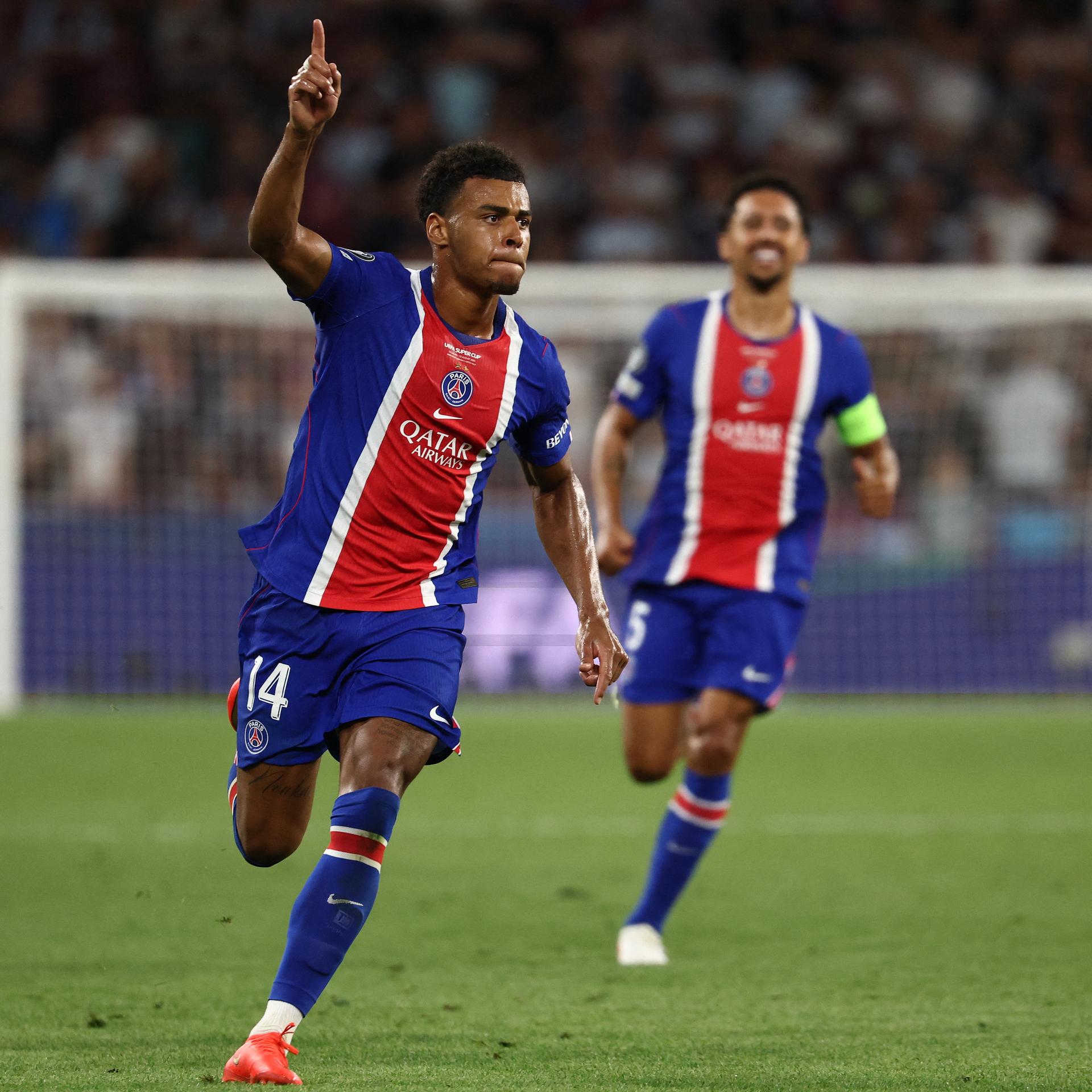 PSG-Mittelfeldspieler Désiré Doué feiert sein Siegtor gegen Aston Villa. Er läuft und hebt dabei seinen rechten Arm. Im Hintergrund freut sich ein Spieler seiner Mannschaft mit ihm.
