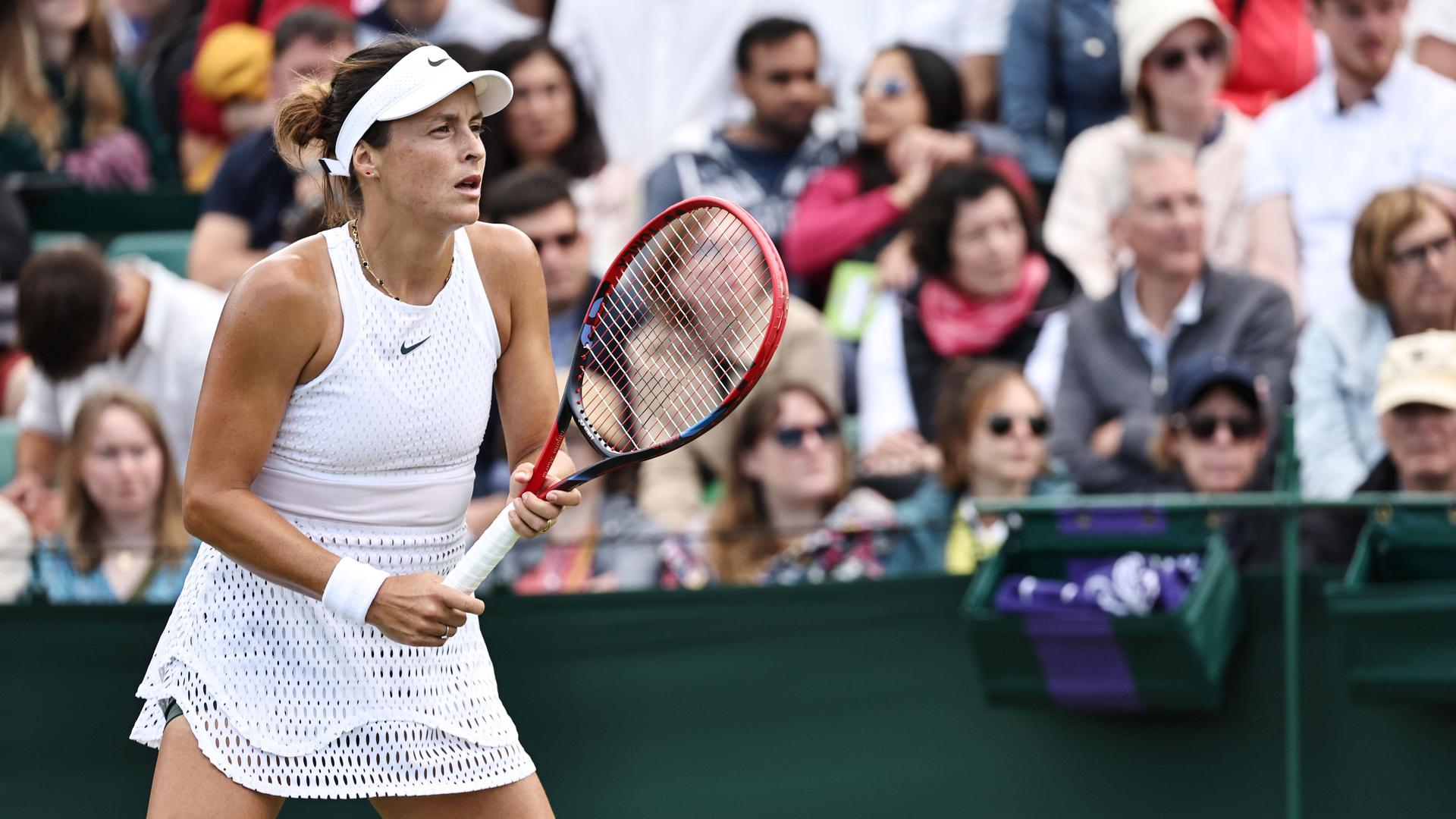 Tatjana Maria blickt konzentriert nach vorne und hält ihren Tennisschläger.