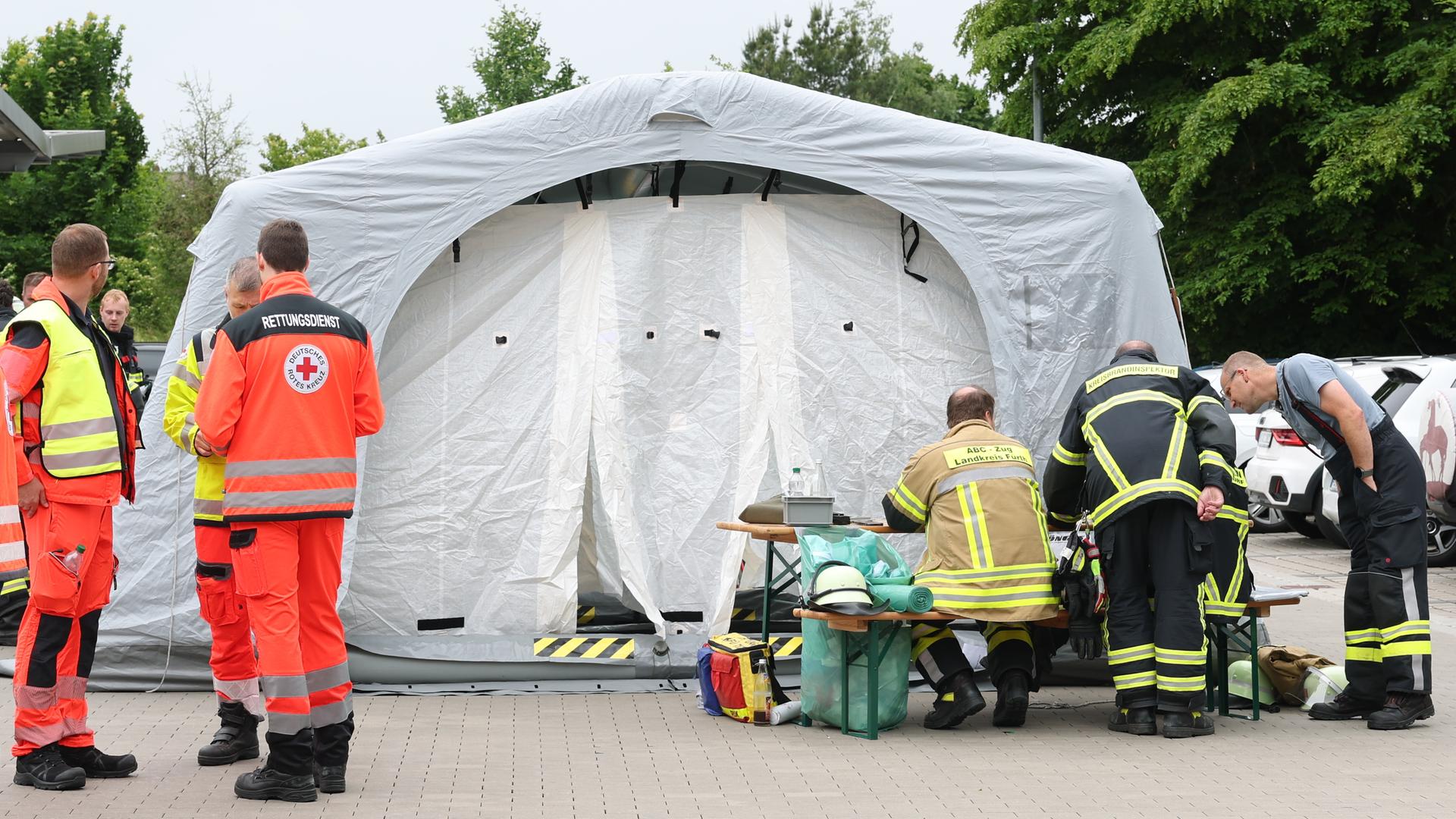 Rettungskräfte stehen auf dem Gelände eines DHL-Verteilzentrums in Langenzenn bei Nürnberg. Rettungskräfte stehen auf dem Gelände eines DHL-Verteilzentrums in Langenzenn bei Nürnberg.