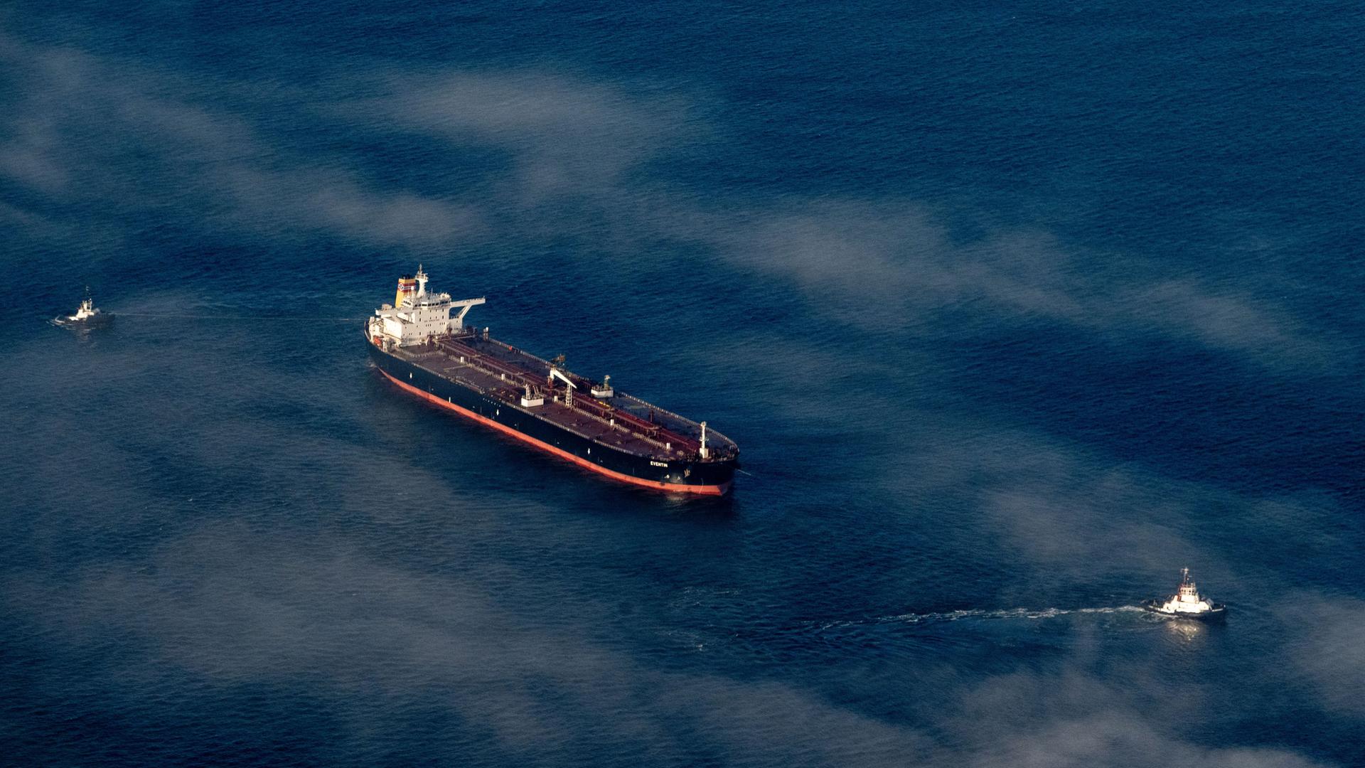 Luftbild des Tankers "Eventin" in der Ostsee. Links und rechts sind kleiner Schiffe zu sehen. 