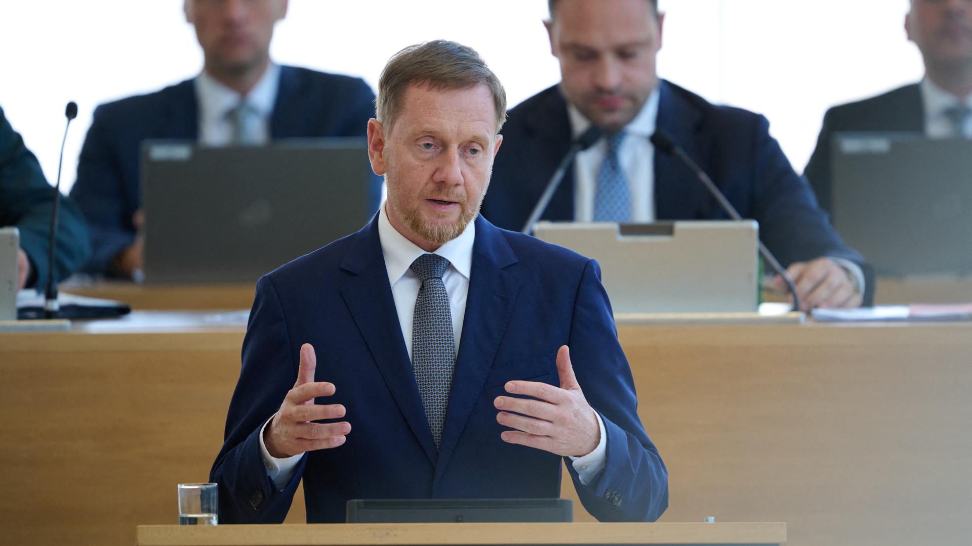 Sachsen, Dresden: Michael Kretschmer (CDU), Ministerpräsident von Sachsen, hält während der Sitzung des Sächsischen Landtags in Dresden eine Rede. Sachsen, Dresden: Michael Kretschmer (CDU), Ministerpräsident von Sachsen, hält während der Sitzung des Sächsischen Landtags in Dresden eine Rede.