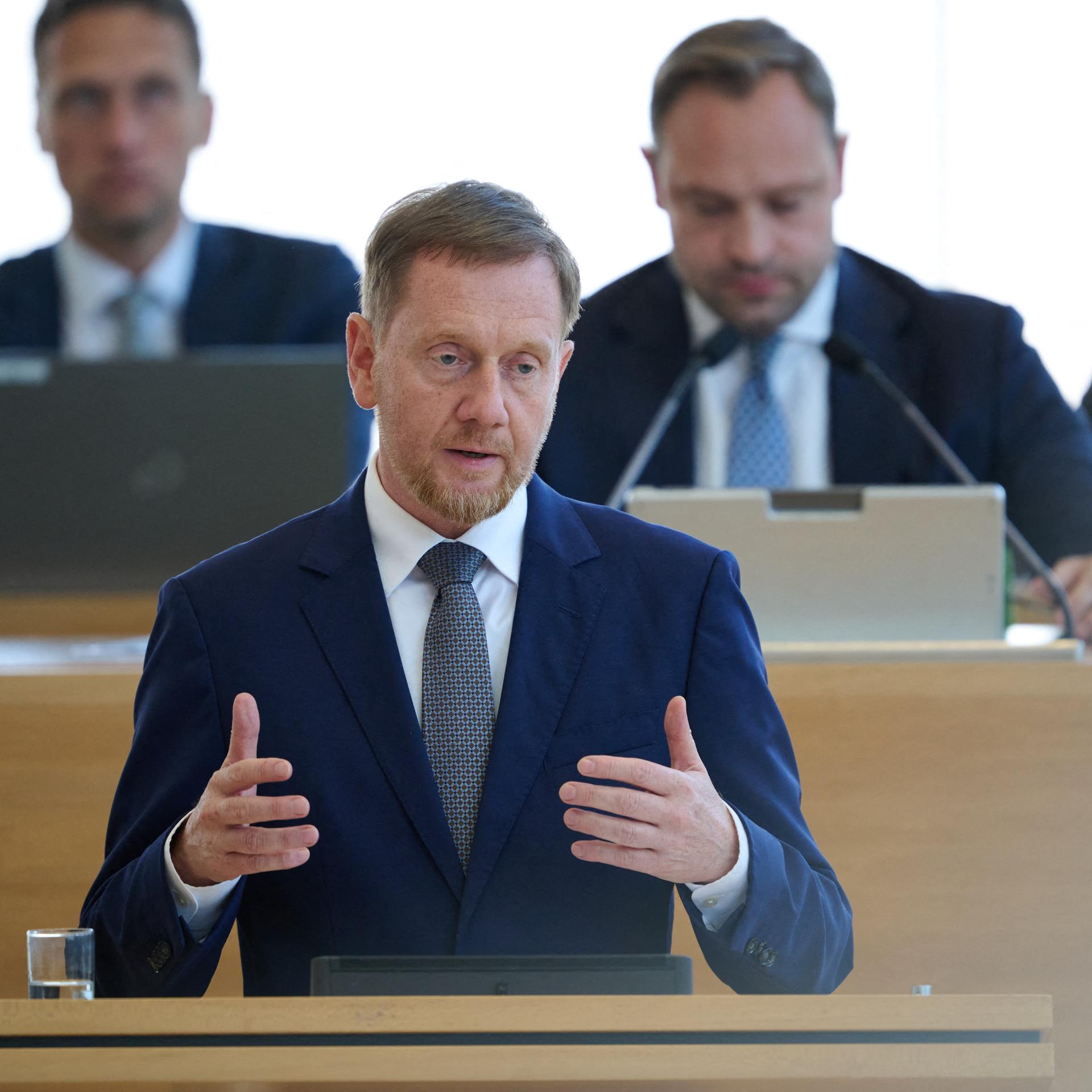 Sachsen, Dresden: Michael Kretschmer (CDU), Ministerpräsident von Sachsen, hält während der Sitzung des Sächsischen Landtags in Dresden eine Rede.