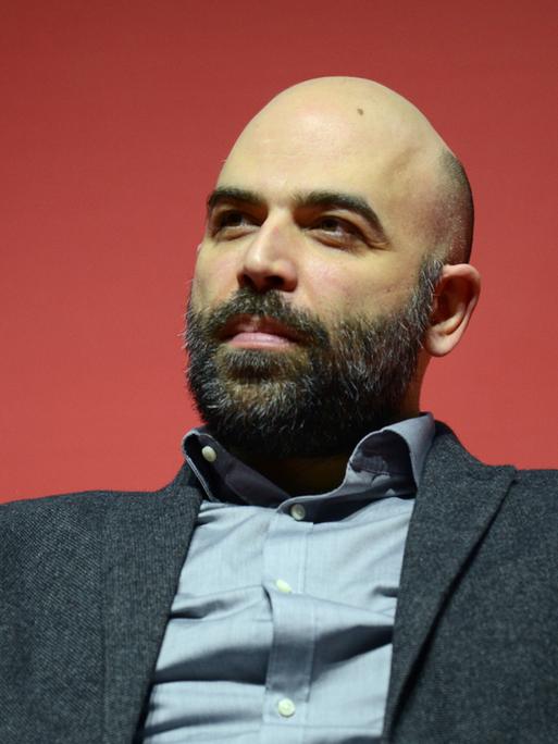 Der Schriftsteller Roberto Saviano schaut in die Kamera. (Quelle: Imago)