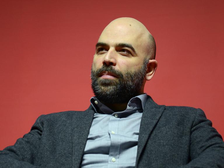Der Schriftsteller Roberto Saviano schaut in die Kamera. (Quelle: Imago)