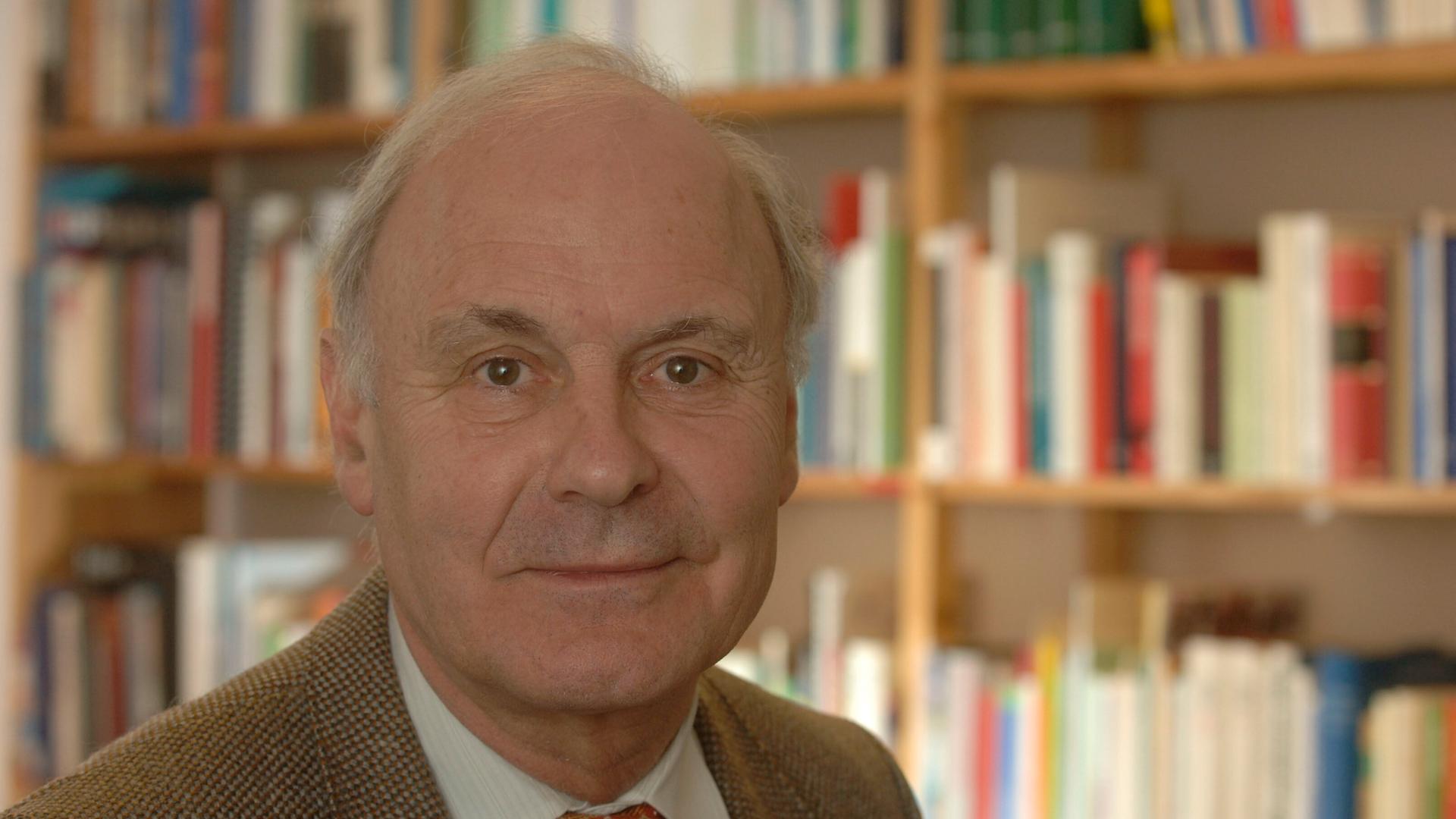 Udo Steinbach im Porträt, im Hintergrund verschwommen eine Bücherwand.