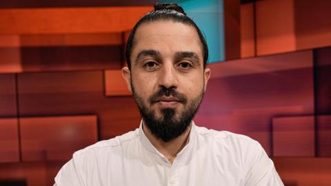 Tarek Alaows, flüchtlingspolitischer Sprecher von Pro Asyl im Portrait als Gast bei der ARD Talkshow Hart aber Fair, 06.03.2023, 