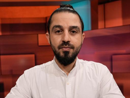 Tarek Alaows, flüchtlingspolitischer Sprecher von Pro Asyl im Portrait als Gast bei der ARD Talkshow Hart aber Fair, 06.03.2023, 