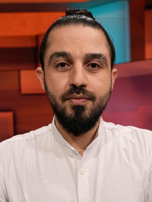 Tarek Alaows, flüchtlingspolitischer Sprecher von Pro Asyl im Portrait als Gast bei der ARD Talkshow Hart aber Fair, 06.03.2023, 