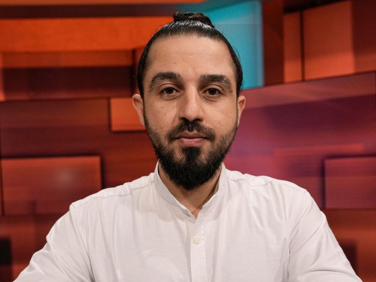 Tarek Alaows, flüchtlingspolitischer Sprecher von Pro Asyl im Portrait als Gast bei der ARD Talkshow Hart aber Fair, 06.03.2023, 