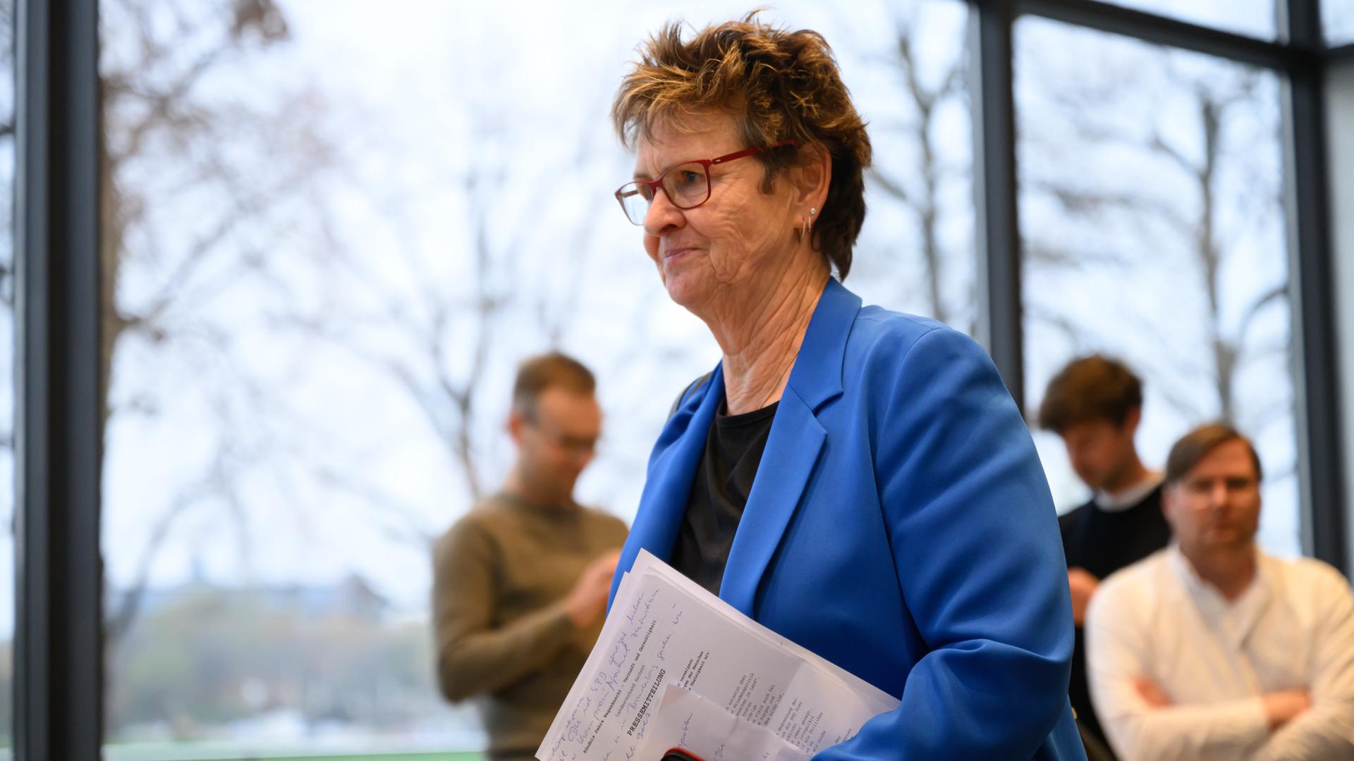 Dresden: Sabine Zimmermann, Co-Vorsitzende des BSW Sachsen, kommt vor einer Pressekonferenz im Sächsischen Landtag in den Raum der Landespressekonferenz und dabei eine Pressemitteilung mit Notizen in der Hand.