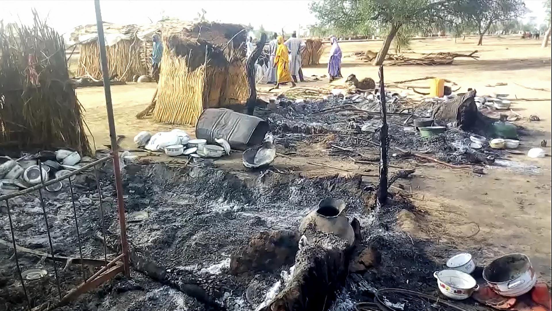 Ein zerstörtes nigerianisches Dorf nach einem Boko-Haram-Angriff Ein zerstörtes nigerianisches Dorf nach einem Boko-Haram-Angriff