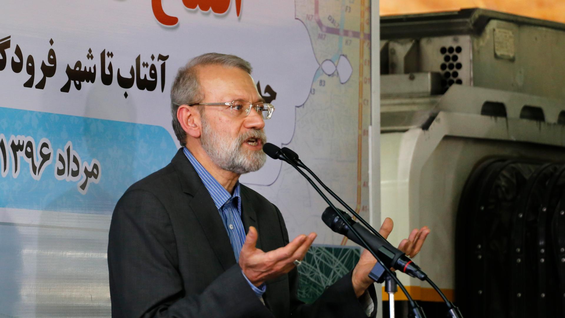 Das Archivfoto vom 7. August 2017 zeigt Ali Laridschani bei einer Rede in Teheran. Er steht an einem Rednerpult und spricht in eine Mikrofon