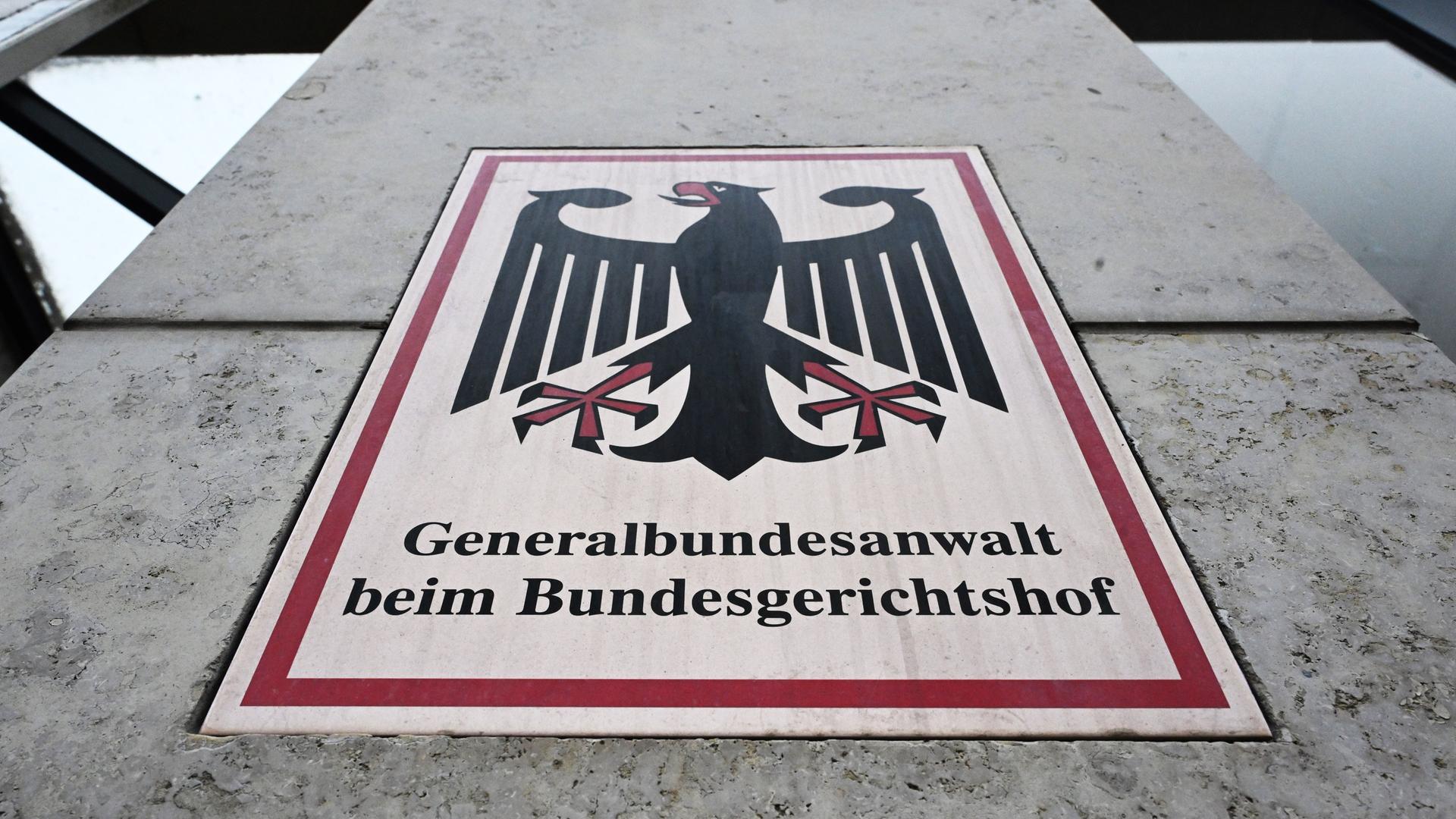 Ein Hinweisschild mit Bundesadler und dem Schriftzug "Generalbundesanwalt beim Bundesgerichtshof", aufgenommen vor der Bundesanwaltschaft. 