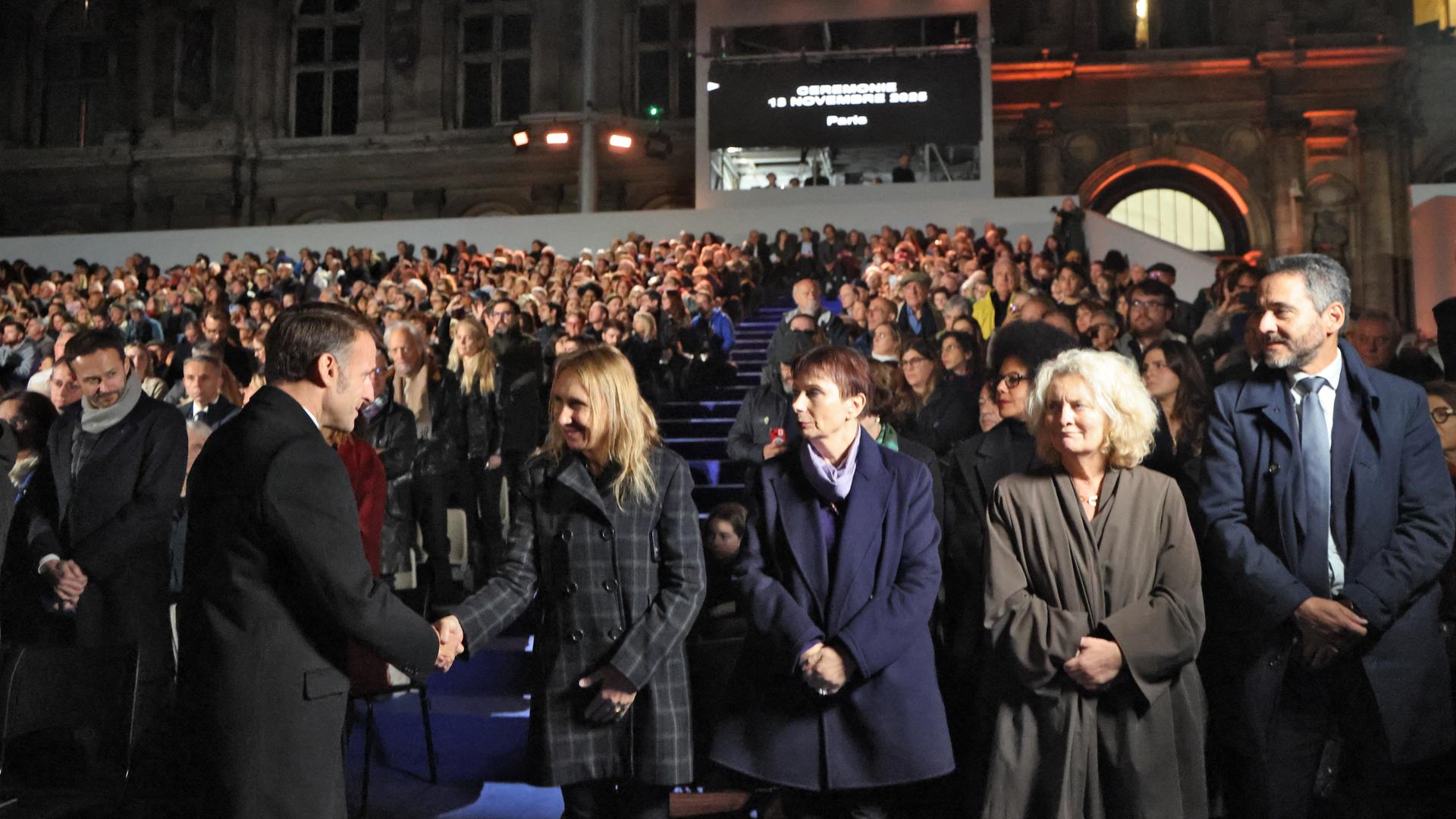 Frankreichs Präsident Macron (vorne links) begrüßt Teilnehmer einer Zeremonie zum Gedenken an die Opfer der Terroranschläge vom 13. November 2015, bei denen 130 Menschen getötet wurden. Frankreichs Präsident Macron (vorne links) begrüßt Teilnehmer einer Zeremonie zum Gedenken an die Opfer der Terroranschläge vom 13. November 2015, bei denen 130 Menschen getötet wurden.