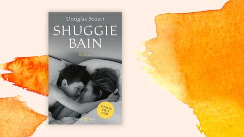 Cover des Romans "Shuggie Bain" von Douglas Stuart vor Aquarellhintergrund: Das Cover zeigt ein Schwarz-weiß-Foto von einer Frau und einem kleinen Jungen, die in einem Bett liegen, einander zugewandt, die Gesichter direkt aneinander. Sie wirken vertraut, wie Mutter und Sohn. Sie schauen sich in die Augen und der Junge hält den Kopf der Frau in seinem Arm.   