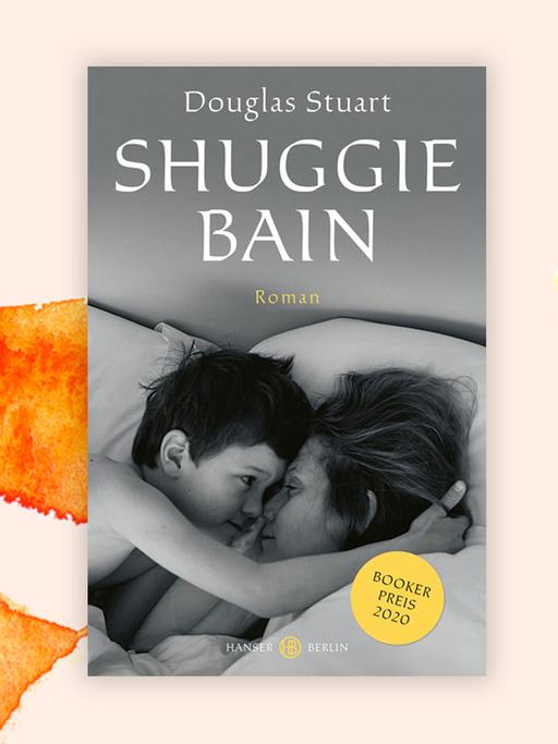 Cover des Romans "Shuggie Bain" von Douglas Stuart vor Aquarellhintergrund: Das Cover zeigt ein Schwarz-weiß-Foto von einer Frau und einem kleinen Jungen, die in einem Bett liegen, einander zugewandt, die Gesichter direkt aneinander. Sie wirken vertraut, wie Mutter und Sohn. Sie schauen sich in die Augen und der Junge hält den Kopf der Frau in seinem Arm.   