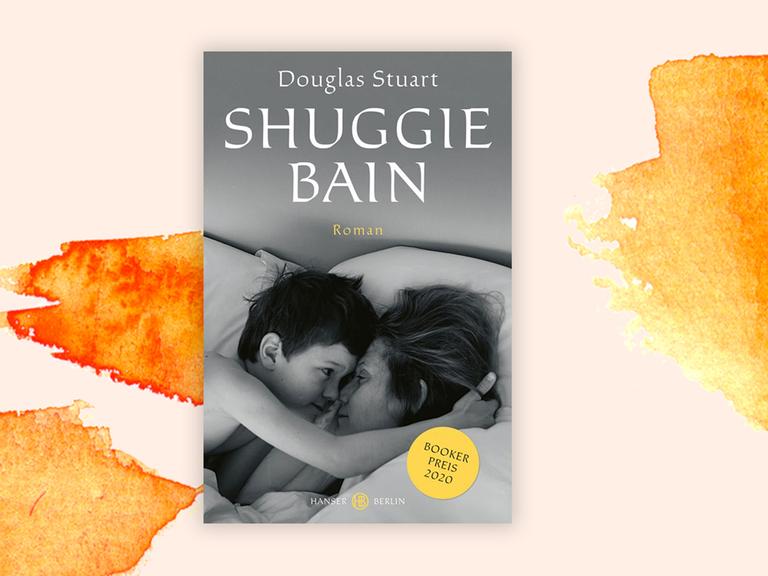 Cover des Romans "Shuggie Bain" von Douglas Stuart vor Aquarellhintergrund: Das Cover zeigt ein Schwarz-weiß-Foto von einer Frau und einem kleinen Jungen, die in einem Bett liegen, einander zugewandt, die Gesichter direkt aneinander. Sie wirken vertraut, wie Mutter und Sohn. Sie schauen sich in die Augen und der Junge hält den Kopf der Frau in seinem Arm.   