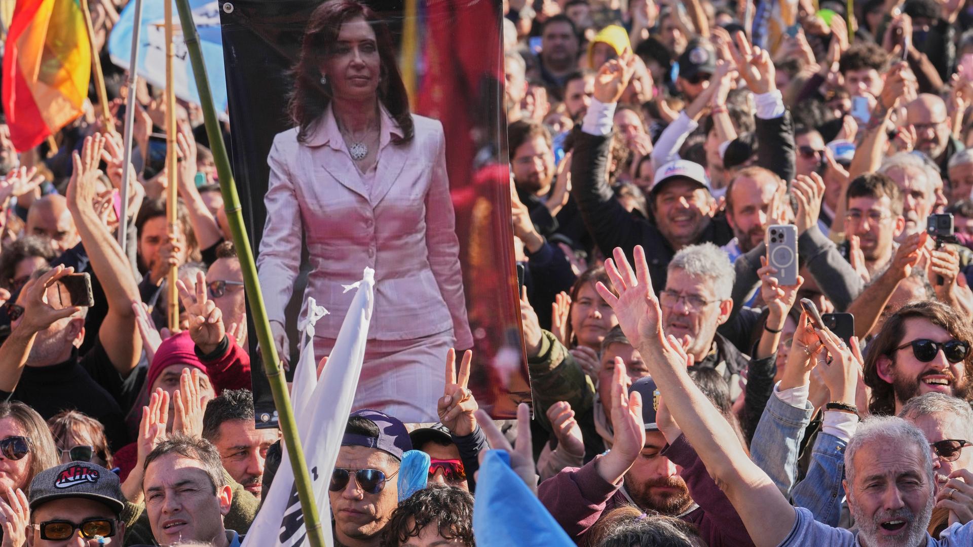 Das Foto zeigt argentinische Demonstranten. Sie protestieren gegen die Verurteilung von Ex-Präsidentin Kirchner. Das Foto zeigt argentinische Demonstranten. Sie protestieren gegen die Verurteilung von Ex-Präsidentin Kirchner.