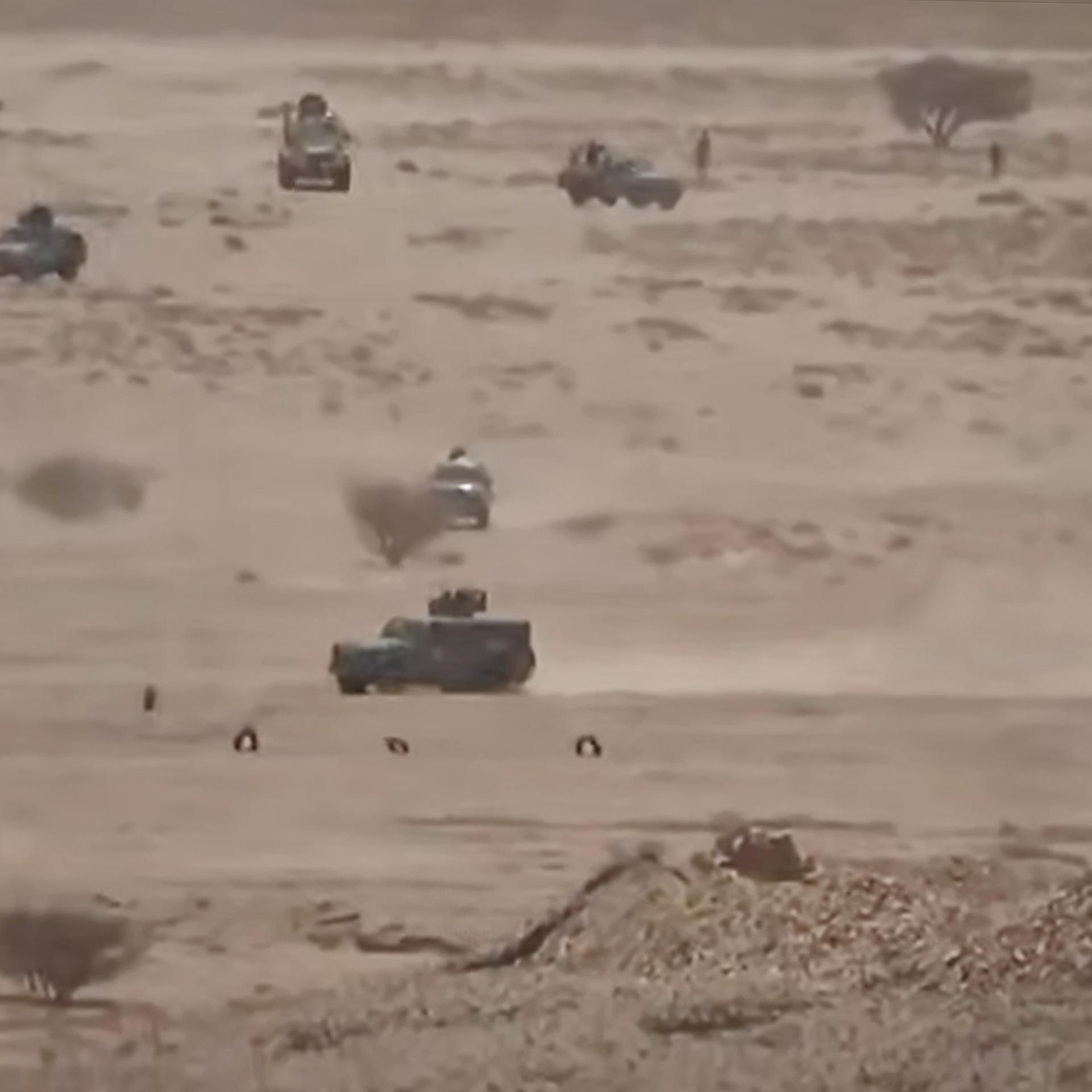 Dieses Bild aus einem undatierten Video, das am 15. September 2026, vom Ansar Allah Media Office - dem Medienarm der jemenitischen Huthi-Rebellen - veröffentlicht wurde, zeigt Fahrzeuge saudisch unterstützter Kräfte, die von Huthi-Kämpfern in der Wüste im Osten der Provinz Jauf im Jemen angegriffen werden.
