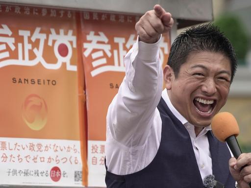 Parteigründer Sōhei Kamiya bei einer Wahlkampfveranstaltung der rechtspopulistischen Partei Sanseitō in Yokohama. Er schreit ins Mikro und reißt seinen Arm hoch.