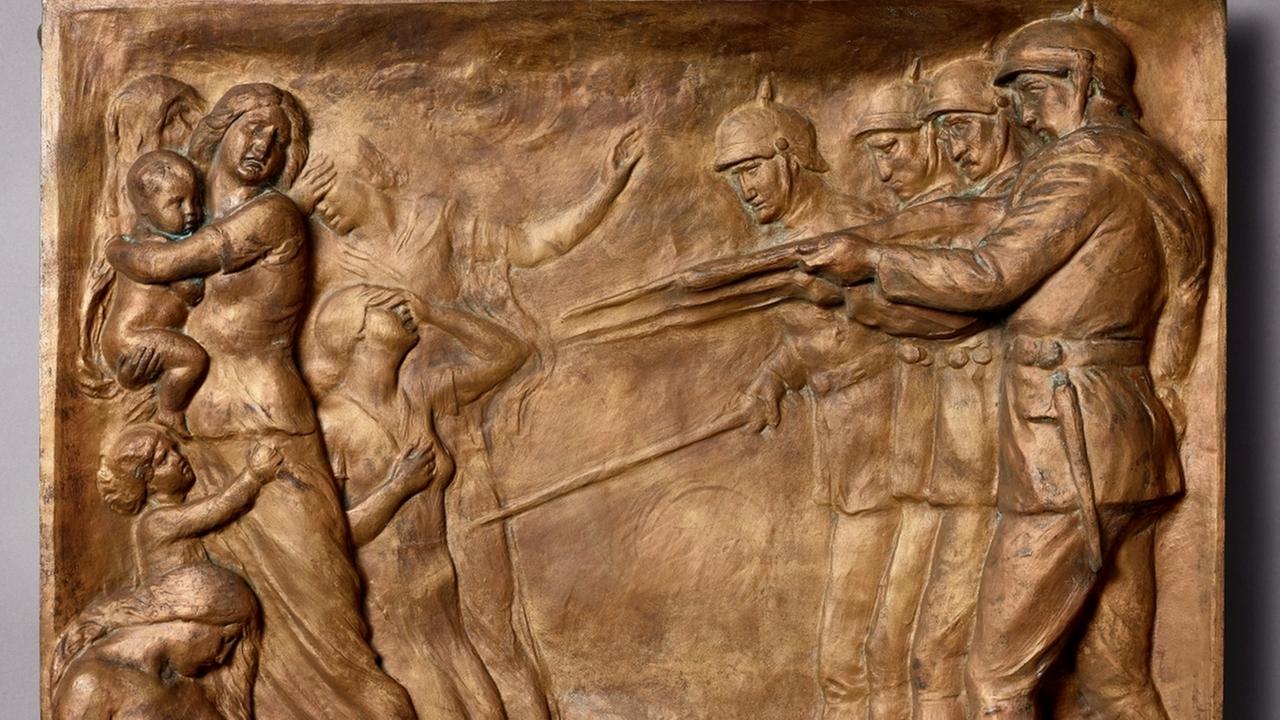 Relief von Frans Huygelen "Zur Erinnerung an Dinant", um 1927, Bronze (Aufnahme von 2026, genaues Datum unbekannt).