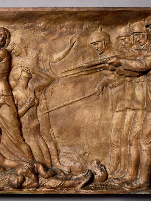 Relief von Frans Huygelen "Zur Erinnerung an Dinant", um 1927, Bronze (Aufnahme von 2026, genaues Datum unbekannt).