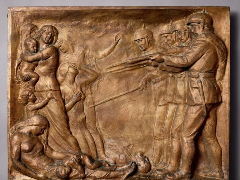 Relief von Frans Huygelen "Zur Erinnerung an Dinant", um 1927, Bronze (Aufnahme von 2026, genaues Datum unbekannt).