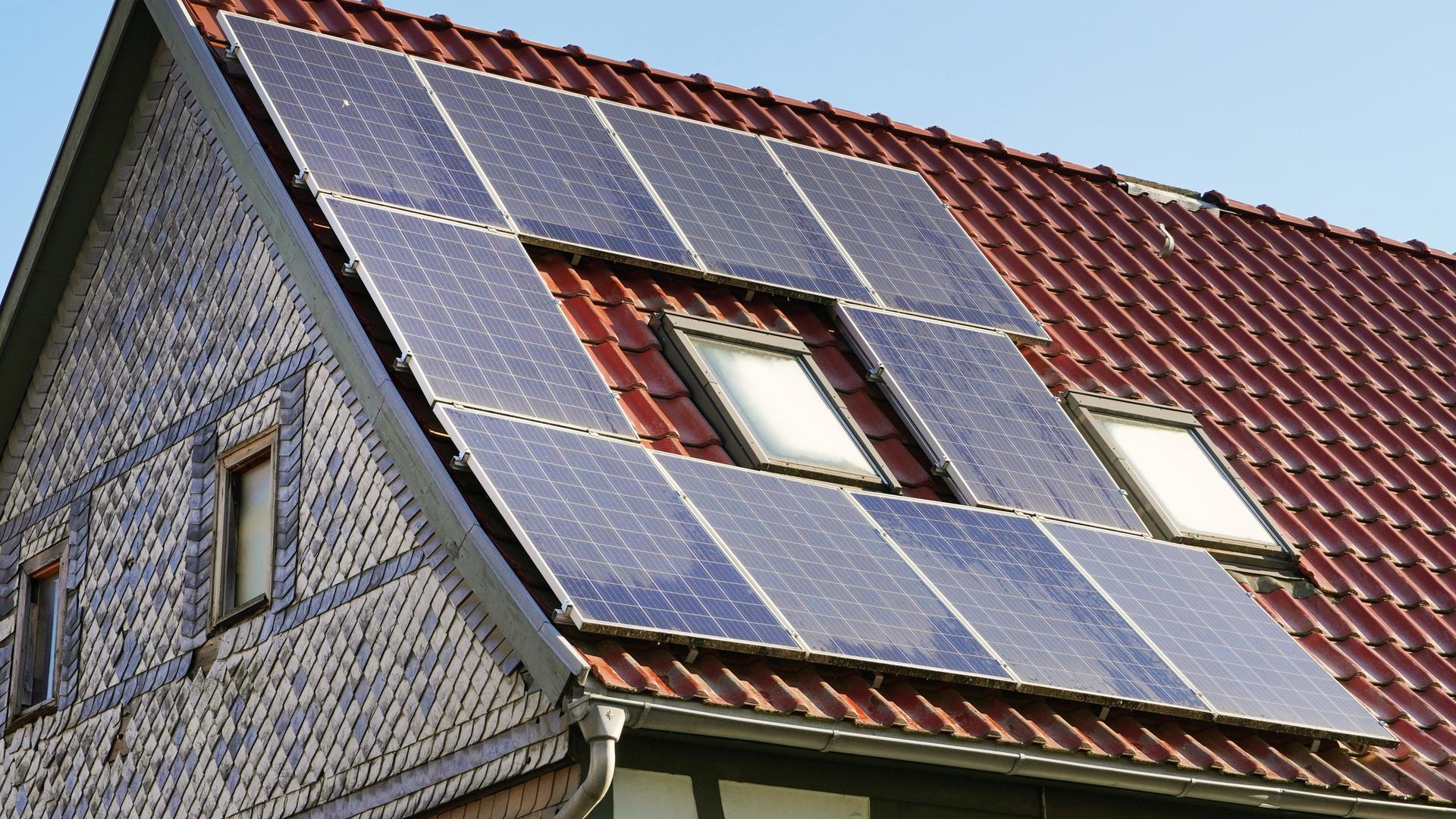 Photovoltaikanlage auf dem Ziegeldach eines Wohnhauses