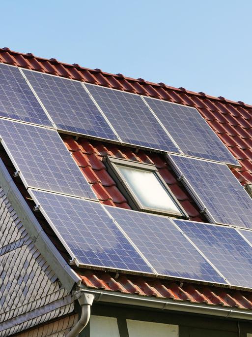 Photovoltaikanlage auf dem Ziegeldach eines Wohnhauses