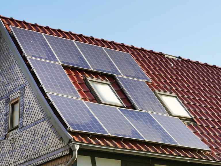 Photovoltaikanlage auf dem Ziegeldach eines Wohnhauses