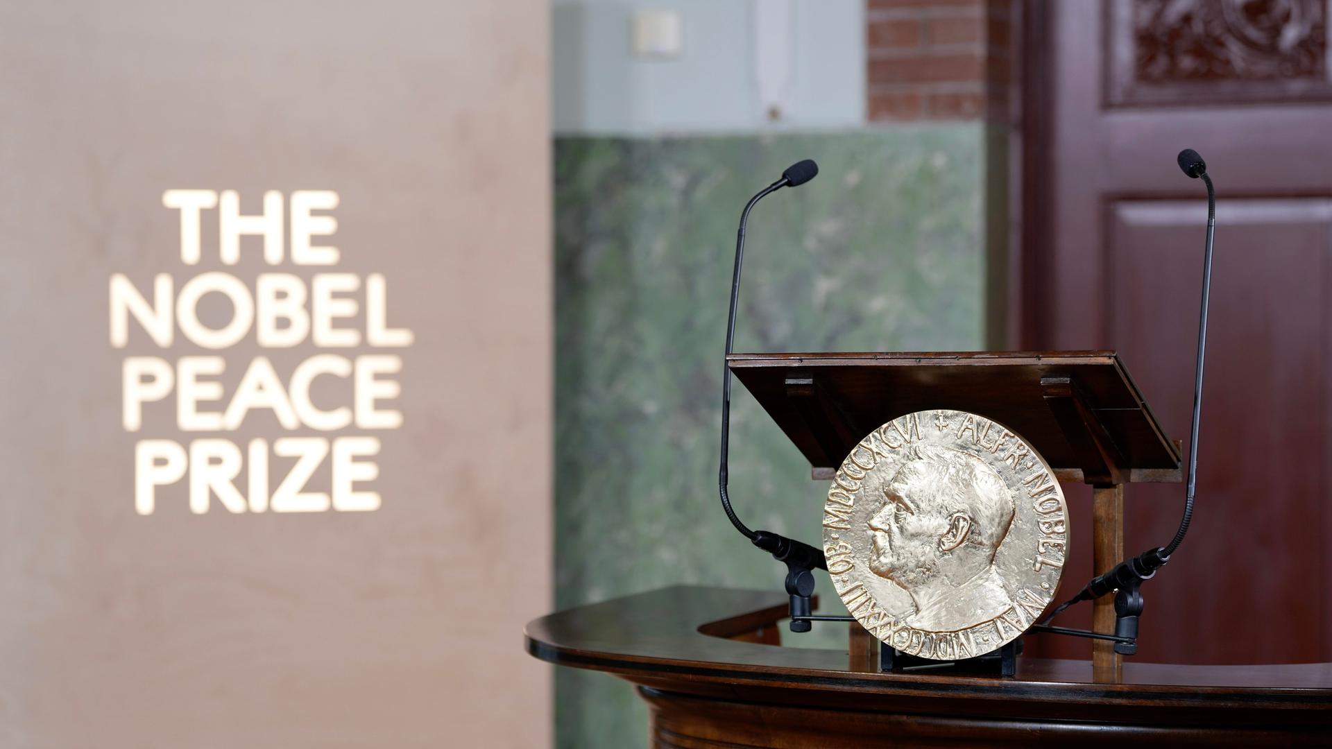 Von einer Tribüne aus wird das Nobelkomitee den Preisträger des Friedensnobelpreises bekanntgeben.